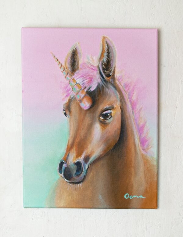 Spirituelle Kunst: Acrylbild auf Leinwand, braunes Einhorn Fohlen vor rosa türkis Hintergrund