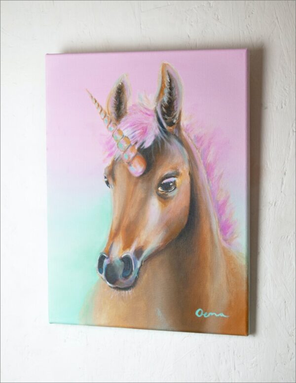 Spirituelle Kunst: Acrylbild auf Leinwand, braunes Einhorn Fohlen vor rosa türkis Hintergrund