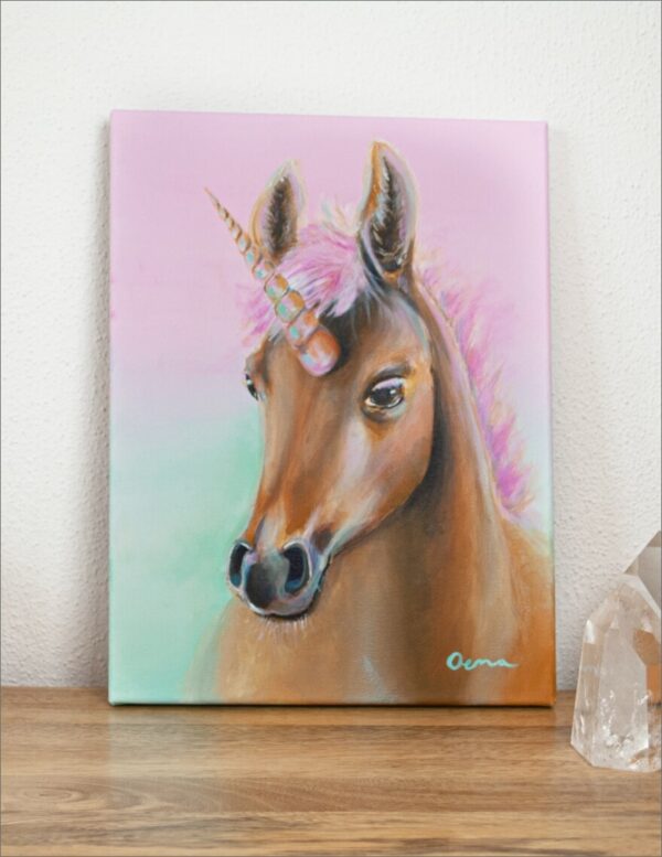 Spirituelle Kunst: Acrylbild auf Leinwand, braunes Einhorn Fohlen vor rosa türkis Hintergrund