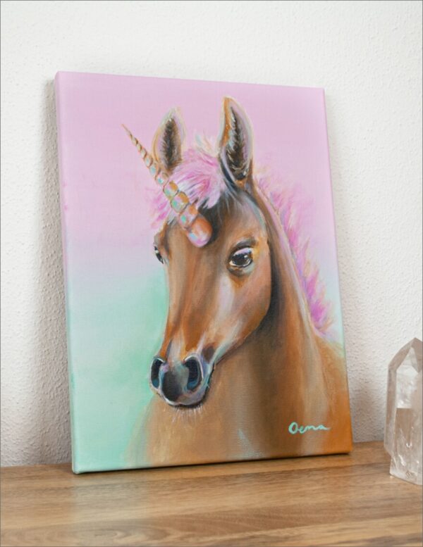Spirituelle Kunst: Acrylbild auf Leinwand, braunes Einhorn Fohlen vor rosa türkis Hintergrund