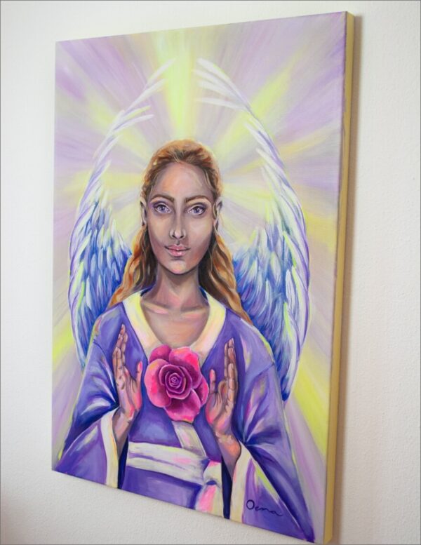 Spirituelle Kunst: Acrylbild auf Leinwand, weiblicher Engel im lila Gewand mit Rosenblüte in den Händen vor gelb-lila Hintergrund mit Strahlen