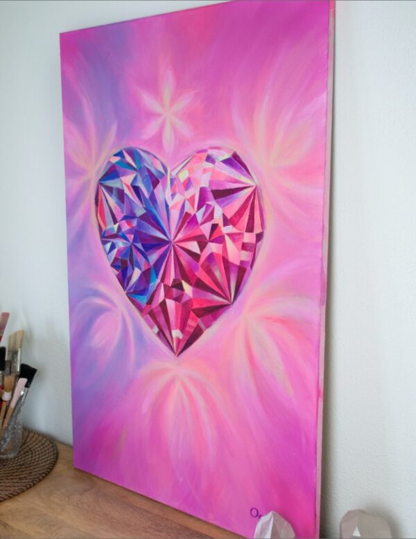 Spirituelle Kunst: Acrylbild auf Leinwand, magenta, violettefarbener Herzkristall mit großer Strahlkraft vor magentafarbenem Hintergrund