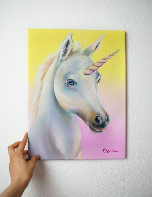 Spirituelle Kunst: Acrylbild auf Leinwand, weißes Einhorn Fohlen vor gelb-rosa Hintergrund