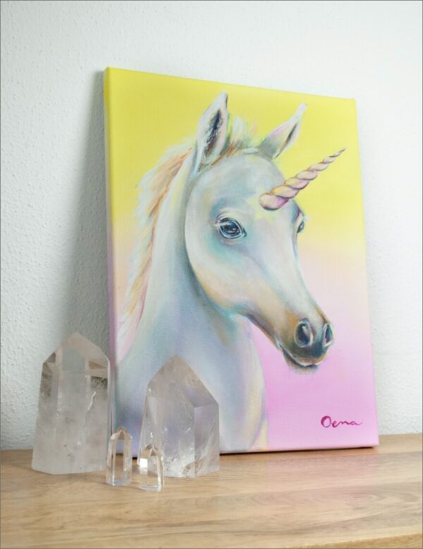Spirituelle Kunst: Acrylbild auf Leinwand, weißes Einhorn Fohlen vor gelb-rosa Hintergrund