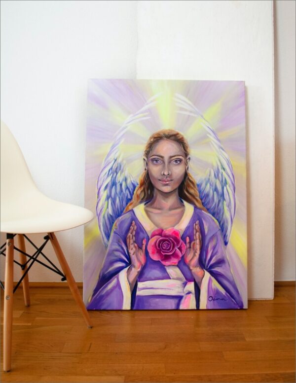 Spirituelle Kunst: Acrylbild auf Leinwand, weiblicher Engel im lila Gewand mit Rosenblüte in den Händen vor gelb-lila Hintergrund mit Strahlen