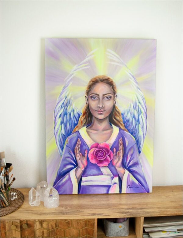 Spirituelle Kunst: Acrylbild auf Leinwand, weiblicher Engel im lila Gewand mit Rosenblüte in den Händen vor gelb-lila Hintergrund mit Strahlen
