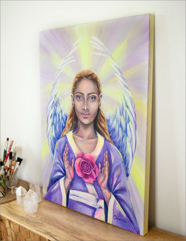Spirituelle Kunst: Acrylbild auf Leinwand, weiblicher Engel im lila Gewand mit Rosenblüte in den Händen vor gelb-lila Hintergrund mit Strahlen